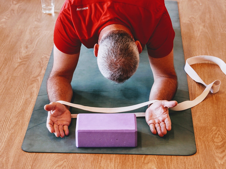 מתאמן במהלך תרגיל יוגה